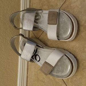 OTBT women's 8M silver stap sandal
